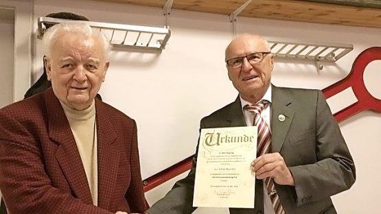 Vorsitzender J&uuml;rgen Hauser (r.) verabschiedete Adam Drescher nach fast 38 Jahren T&auml;tigkeit im Vorstand der Eisenbahner-Kameradschaft-1897 Breiteng&uuml;&szlig;bach e. V. Foto: p