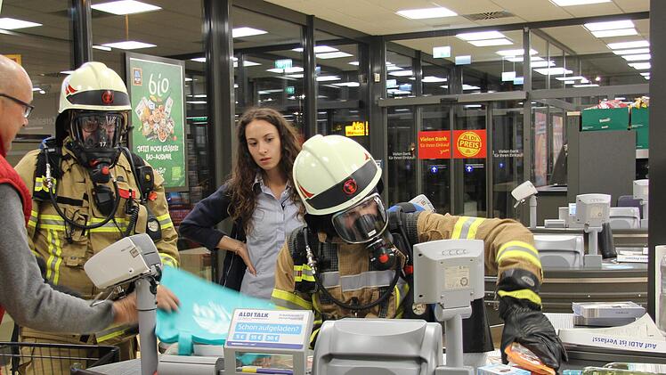 Die Kirchweih&uuml;bung der Ebersdorfer Feuerwehr f&uuml;hrte die Atemschutzger&auml;tetr&auml;ger in den Aldi-Markt - eine &Uuml;berraschung, die bei allen Beteiligten gut ankam. - Foto: Alexandra Kemnitzer