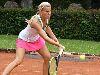 Astrid Obermaier (im Bild) gehört bei den Damen-40 zu den besten Spielerinnen in Deutschland. Die Sportlerin vom STK Garching ist in ihrer Altersklasse sogar  in der Weltrangliste hoch platziert. Foto: Hopf