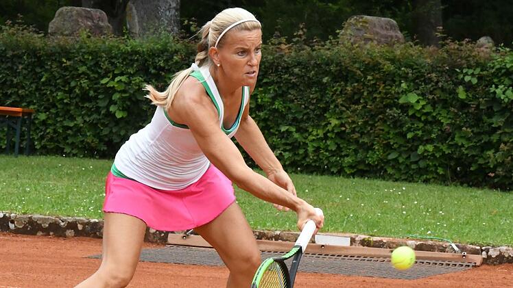 Astrid Obermaier (im Bild) gehört bei den Damen-40 zu den besten Spielerinnen in Deutschland. Die Sportlerin vom STK Garching ist in ihrer Altersklasse sogar  in der Weltrangliste hoch platziert. Foto: Hopf