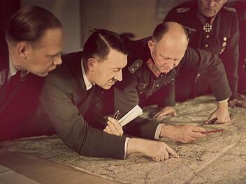 Hitler mit Alfred Jodl (rechts), Chef des Oberkommandos der Wehrmacht und engster Berater Hitlers, bei einer Lagebesprechung in der "Wolfsschanze" 1941.