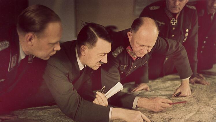 Hitler mit Alfred Jodl (rechts), Chef des Oberkommandos der Wehrmacht und engster Berater Hitlers, bei einer Lagebesprechung in der "Wolfsschanze" 1941.