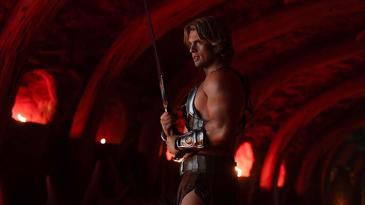 Nicholas Galitzine ("Als du mich sahst") war bisher eher als Frauenschwarm bekannt und nicht so sehr als Muskelmann. F&uuml;r seine Rolle in "Masters of the Universe" hat der 31-j&auml;hrige Brite sich aber m&auml;chtig in Form gebracht, und: Ganz anders als im Kinofilm von 1987 mit Dolph Lundgren sieht dieser He-Man wirklich auch aus wie He-Man.