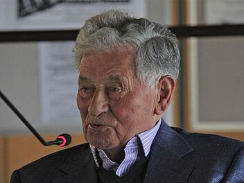 Alfred Stühler kam aus Wien in seine einstige Heimatstadt Hammelburg, um zusammen mit Arnold Samuels den Gymnasiasten in der Aula von ihren Erlebnissen der Judenverfolgung zu berichten. Fotos: Gerd Schaar