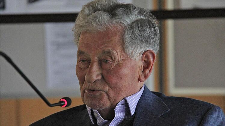 Alfred Stühler kam aus Wien in seine einstige Heimatstadt Hammelburg, um zusammen mit Arnold Samuels den Gymnasiasten in der Aula von ihren Erlebnissen der Judenverfolgung zu berichten. Fotos: Gerd Schaar