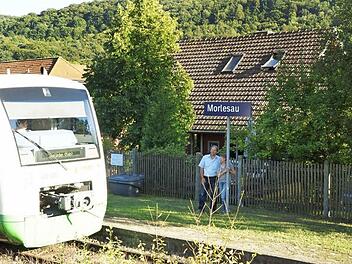 Andrea und Detlef Mohr am Bahnsteig vor ihrem Haus Fotos: Arkadius Guzy