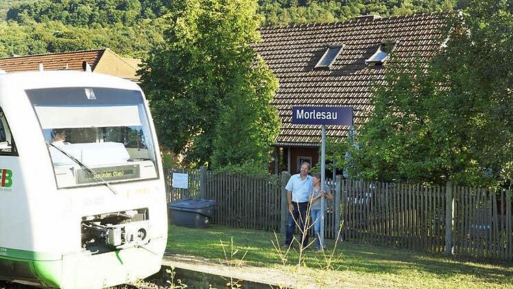 Andrea und Detlef Mohr am Bahnsteig vor ihrem Haus Fotos: Arkadius Guzy