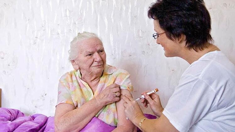 Die Bundesregierung will pflegende Angehoerige mehr unterstuetzen und die Arbeitsbedingungen für Pflegekraefte verbessern. Foto: epd