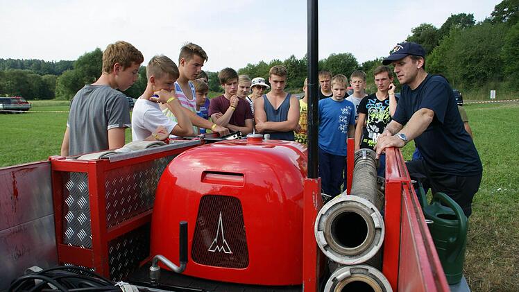 Pumpen braucht die Feuerwehr für viele Zwecke, vor allem zum Löschen, aber immer öfter auch beispielsweise um Keller auszupumpen. Klaus Oster hatte den Löschanhänger der Feuerwehr Unterschwappach dabei und erläuterte die gesamte Ausrüstung. Fotos: Sabine Weinbeer