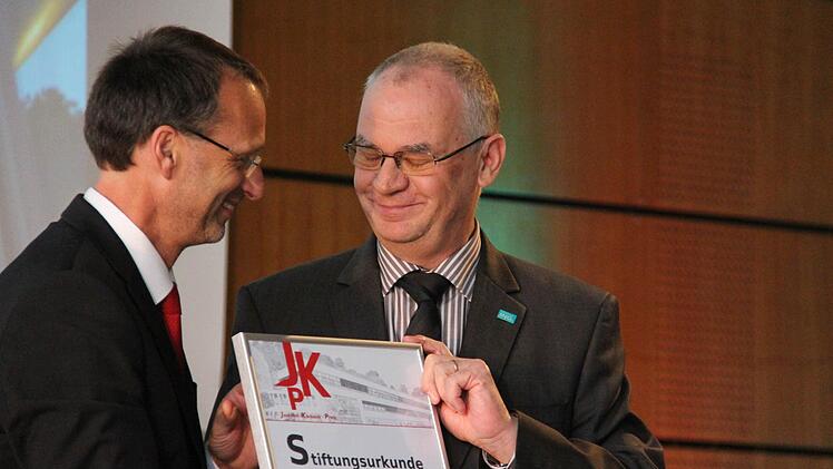 Michael Knörnschild und vier andere Absolventen der Hochschule spenden einen Förderpreis für Studenten des Bauingenieurwesens.