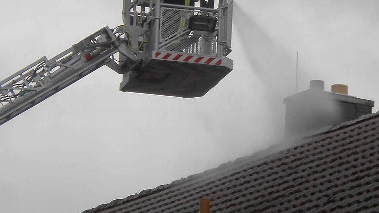 Die Feuerwehr beobachtet den Brand von der Drehleiter aus. Foto: Katrin Geyer