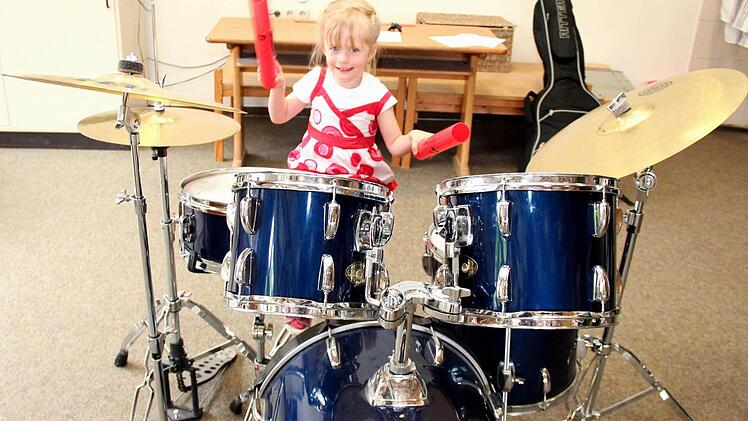 Fenja übt am Schlagzeug