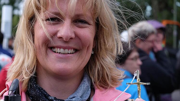 Barbara Wigand erhielt ein kleines Metallkreuz.  Foto: Gerd Schaar