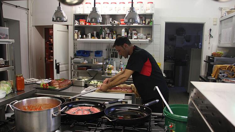 Igor Lukic bei den Vorbereitungen für das kroatische Büfett im Schützenhaus: Die Hacksteaks, gefüllt mit Balkankäse, sind bei Gästen und Crew gleichermaßen beliebt. Fotos: Anja Greiner