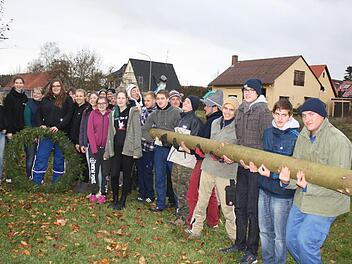 Die jungen Leute hatten sich einen 28 Meter langen Baum vorgenommen. Foto: Sonja Werner