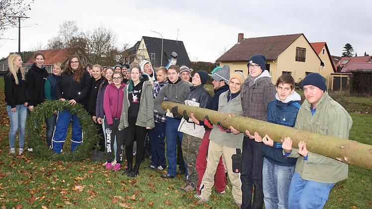 Die jungen Leute hatten sich einen 28 Meter langen Baum vorgenommen. Foto: Sonja Werner