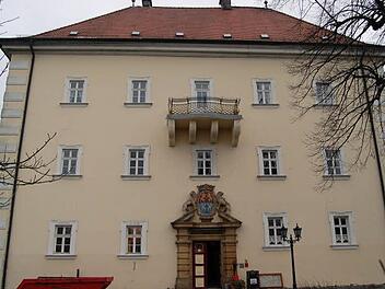 Auch der Balkon über dem Hauptportal mit dem das Wappen der ehemaligen Besitzers von Brockdorff musste saniert werden. Foto: Andreas Welz