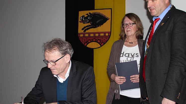 Hermann Bauer und Irmgard Ruhhammer trugen sich ins goldene Buch der Stadt ein. Fotos: Ralf Kestel