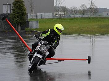 Durch das Schräglagenmotorrad kann die Balance in Kurven ohne Gefahr trainiert werden. Foto: Tina Meier