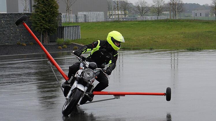 Durch das Schräglagenmotorrad kann die Balance in Kurven ohne Gefahr trainiert werden. Foto: Tina Meier