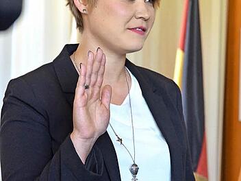 Vera Weißbrodt (CSU) leistet den Eid als Mitglied des Neustadter Stadtrats. Foto: Rainer Lutz