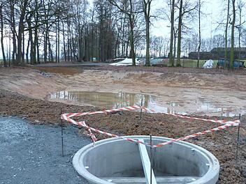 Das Regenrückhaltebecken am Schulweg mit einem Fassungsvermögen von 1200 Kubikmetern kostet rund 95 000 Euro.  Foto: Werner Reißaus