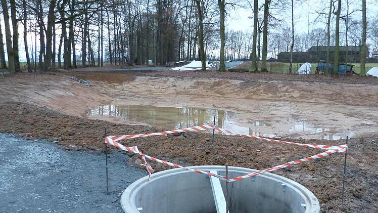 Das Regenrückhaltebecken am Schulweg mit einem Fassungsvermögen von 1200 Kubikmetern kostet rund 95 000 Euro.  Foto: Werner Reißaus