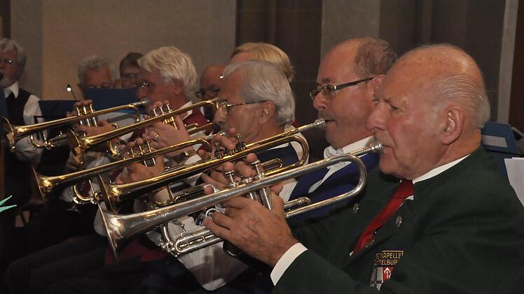 Das Unterfränkische Seniorenblasorchester des Nordbayerischen Musikbundes (NBMB) zeigte, dass die Musiker noch lange nicht zum "Alten Eisen" gehören -  ganz im Gegenteil ... Foto: Peter Klopf