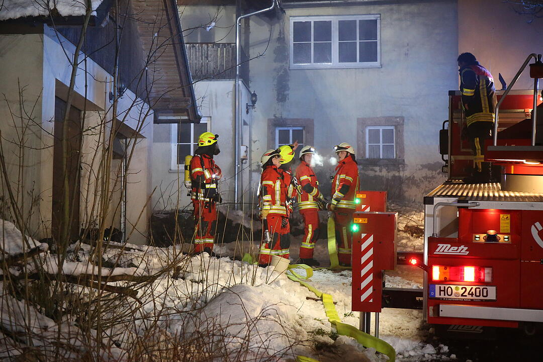 Dachstuhlbrand nahe Helmbrechts in Oberfranken hält Feuerwehr in Atem