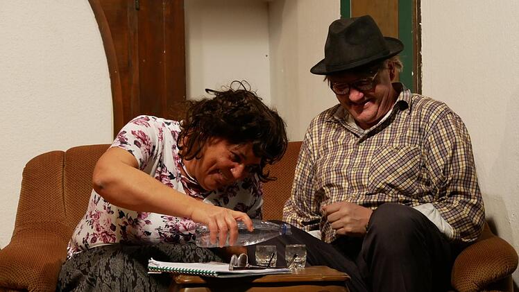 Hilde (Rita Teutsch) kommt bei Witwer Heinz (Uwe Kaiser) und einem guten Tropfen in Stimmung. Foto: Manja von Nida