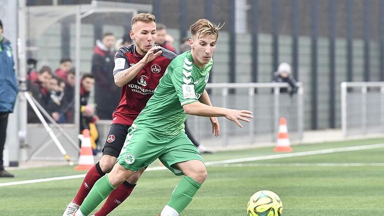 Ausgerechnet gegen seinen Ex-Verein FC Nürnberg kam für Nico Geyer im Trikot der Fürther U19 der Durchbruch. Im Bundesliga-Spiel bereitete er das 1:1 vor und erzielte das 2:1 selbst.  Foto: Sportfoto Zink