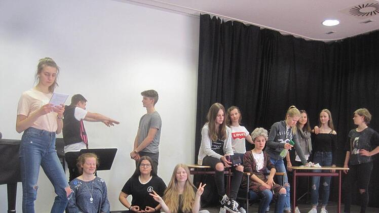 Mit dem St&uuml;ck "Ohne Ende W&auml;nde" er&ouml;ffnet die Theatergruppe des Gymnasiums Albertinum am Sonntag (1. Juli, 18 Uhr) das Festival f&uuml;r Junges Theater.privat