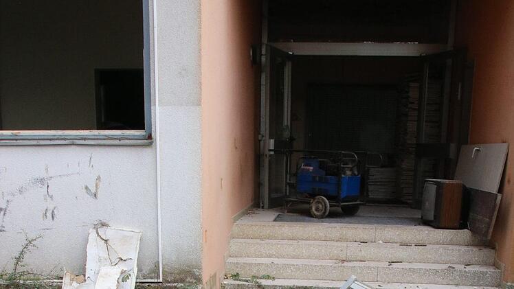 Derzeit wird die Schmeilsdorfer Schule entkernt. Bald rollen die Abrissbagger an. Foto: Jürgen Gärtner