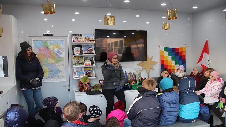Leonie Willicks unterhält sich mit den Schülern - links Helene Ott.   Foto: Johanna Blum