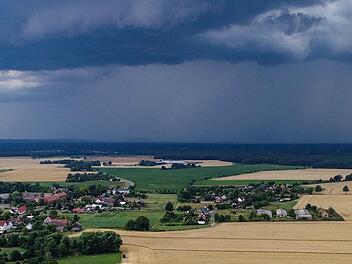 Gewitterwolken ziehen über die Landschaft - am Wochenende kann es laut Deutschem Wetterdienst nochmal richtig krachen. Foto: Patrick Pleul/dpa