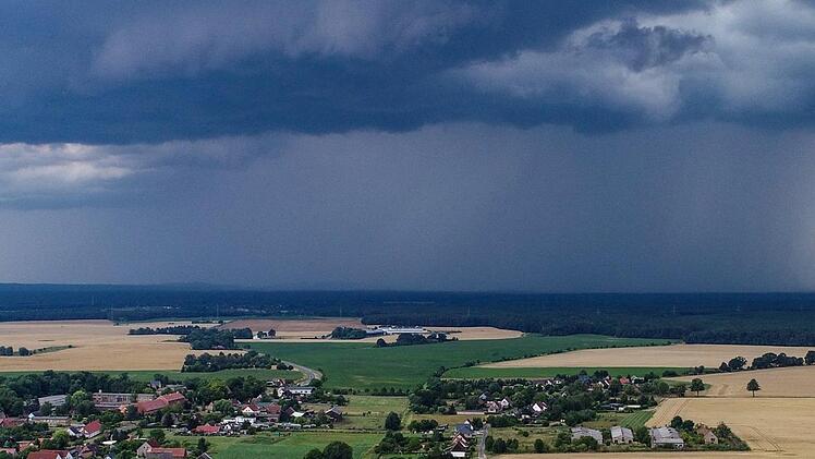 Gewitterwolken ziehen über die Landschaft - am Wochenende kann es laut Deutschem Wetterdienst nochmal richtig krachen. Foto: Patrick Pleul/dpa
