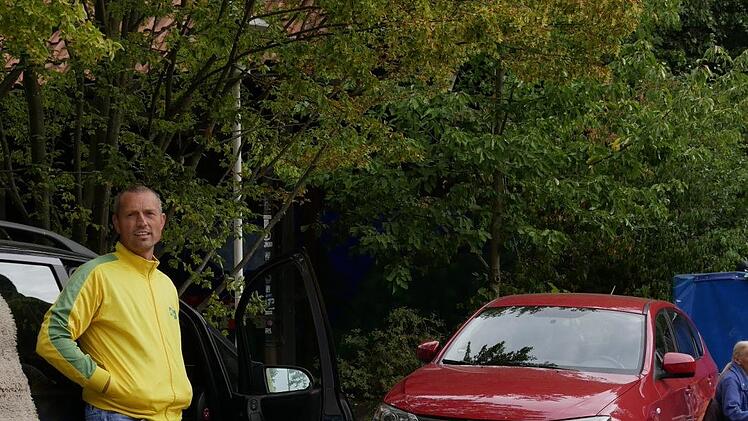 Georg Kohles: "Flohmarkt ist mein Hobby. Hier auf dem  Schützenplatz gefällt es mir, ich finde es fast noch schöner, als auf dem  Marktplatz. Je mehr Händler und je mehr sichtbare Werbung, umso mehr  Kundschaft würde auch kommen, so empfinde ich das." - Foto: Manja von Nida