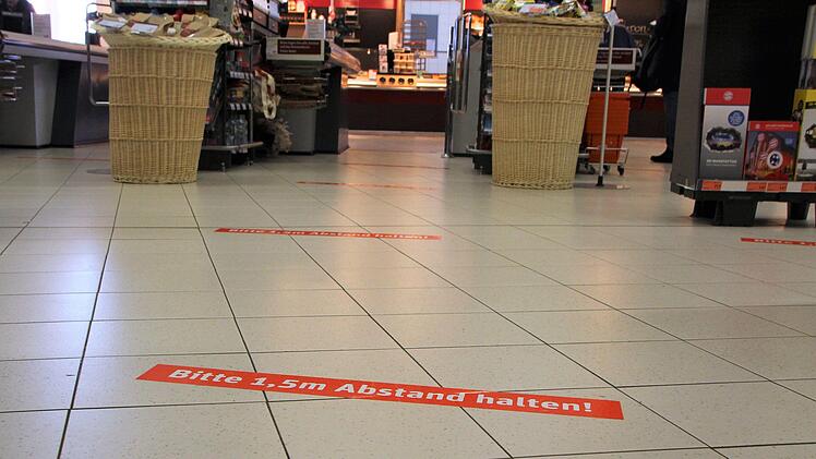 Abstandsstreifen sind auf den Boden geklebt worden. Ellen M&uuml;tzel
