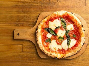 Zahlreiche Restaurants bieten auch in Würzburg leckere, italienische Pizza an.