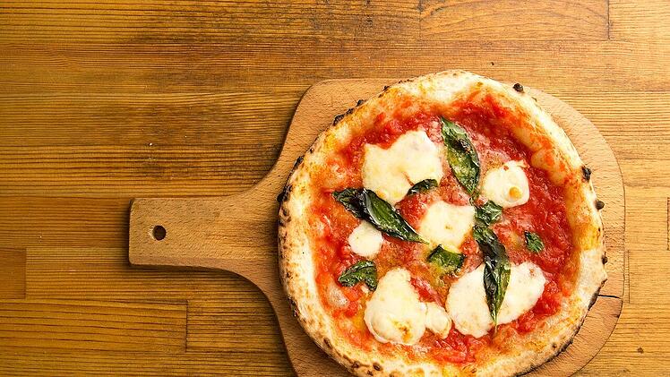 Zahlreiche Restaurants bieten auch in Würzburg leckere, italienische Pizza an.