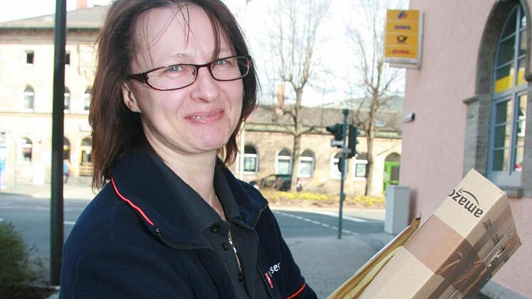 Mit vier Päckchen steht Elke Hübner vor dem Postamt. Sie muss ihre Post wieder mitnehmen. Foto: Sonja Adam