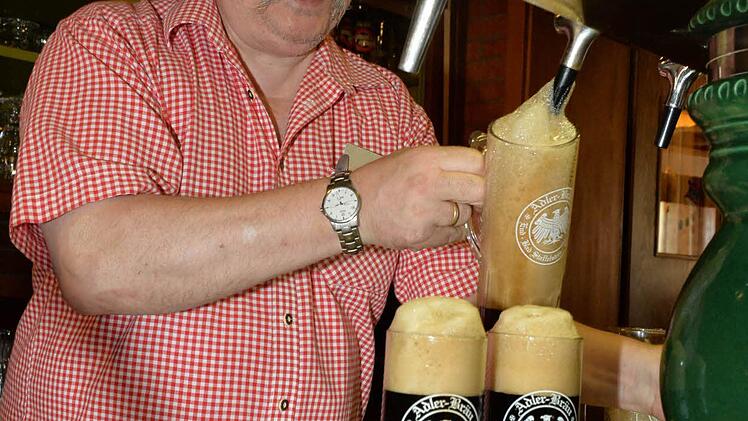 Hans Erlbacher zapft ein paar Seidla Adler-Bräu. "Das gibt's nur bei uns."