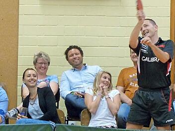 Jean-Michel Saive spielt aus dem Zuschauerbereich die Bälle zurück auf die Platte.