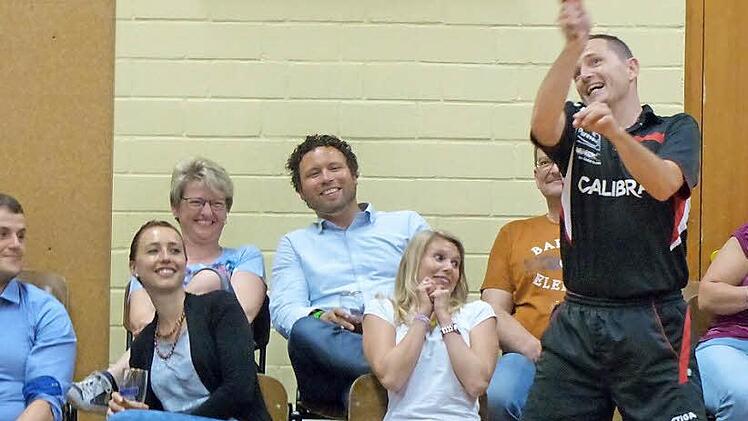 Jean-Michel Saive spielt aus dem Zuschauerbereich die Bälle zurück auf die Platte.