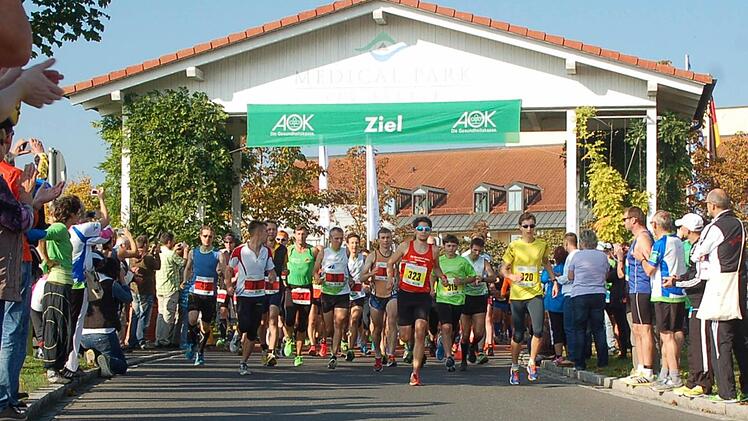 Der Startschuss ist gefallen. Die Teilnehmer am Medical-Parc-Marathon gehen auf die Strecke. Fotos: Gabi Arnold