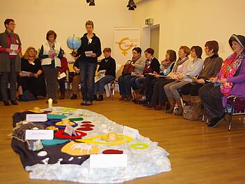 Den Abschluss des Vorbereitungsabends für den Weltgebetstag bildete ein gemeinsamer Wortgottesdienst. Mit im Bild ist (rechts) Anne-Kathrin Eisenbarth-Goletz, Referentin für Frauenpastoral im Erzbistum Bamberg.   Foto: Heike Schülein