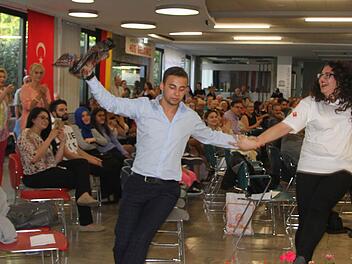 Richtig Stimmung in den Festakt kam beim Halay-Tanz der türkischen Schüler. Foto: Sonja Adam