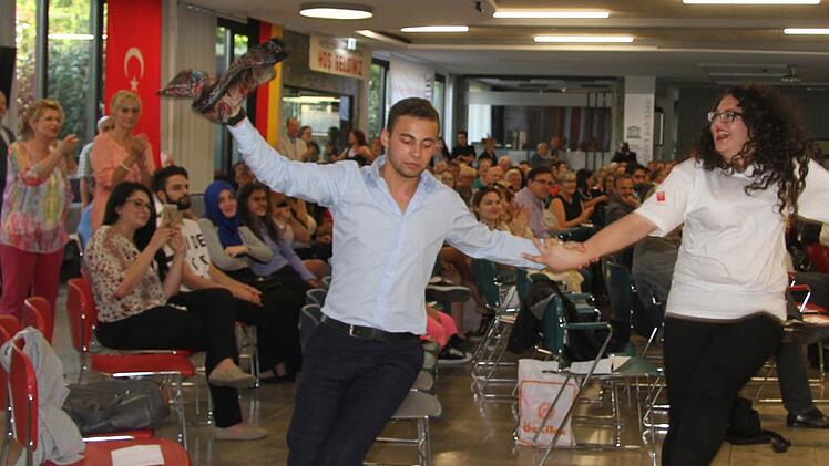 Richtig Stimmung in den Festakt kam beim Halay-Tanz der türkischen Schüler. Foto: Sonja Adam