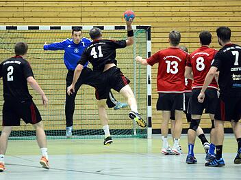 Im Pokalturnier dürfen die Bezirksoberliga-Handballer der TS Herzogenaurach zwar zu Hause ran, bekommen es aber mit schweren Brocken zu tun.  Foto: herzopress