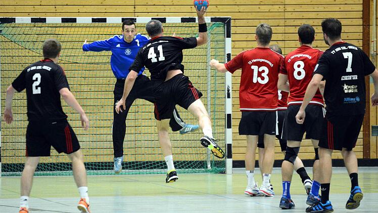 Im Pokalturnier dürfen die Bezirksoberliga-Handballer der TS Herzogenaurach zwar zu Hause ran, bekommen es aber mit schweren Brocken zu tun.  Foto: herzopress